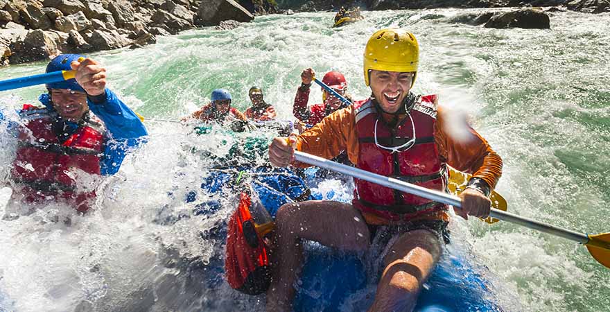 Männer beim Rafting