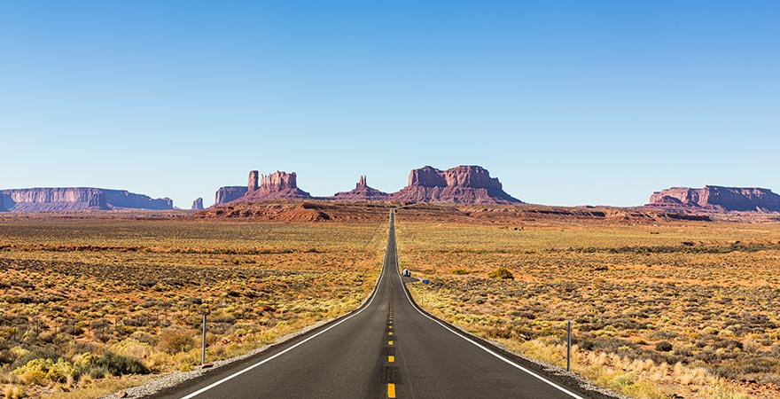Route 66 durch das Monument Valley im Navajo Tribe Park in Arizona in den USA