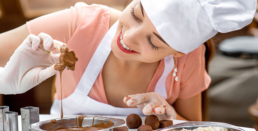Frau macht einen Schokoladenkurs