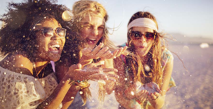3 Frauen feiern am Strand