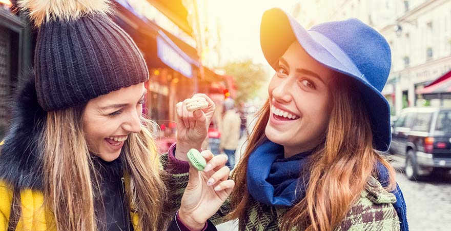 Frauen die einen Macaron essen