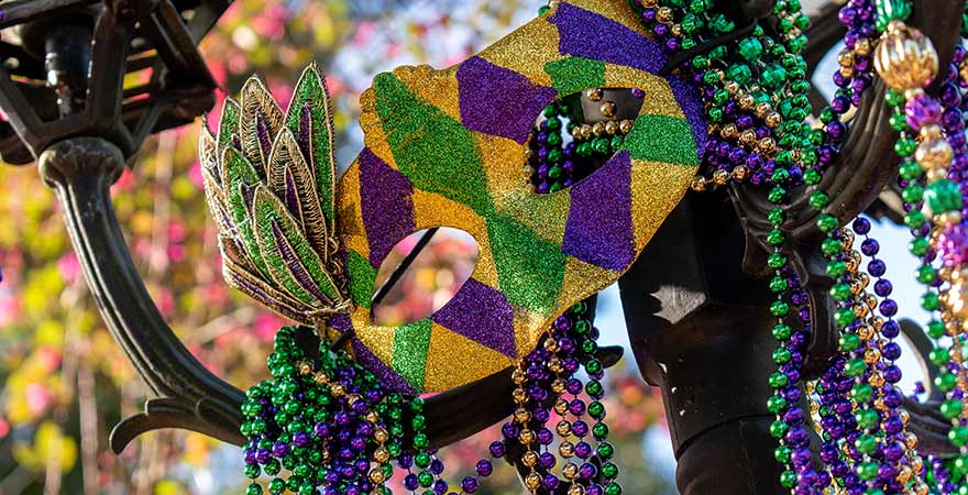 Mardi-Gras-Perlen und Maske