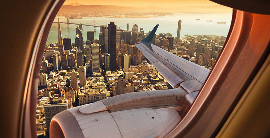 Blick aus dem Flugzeugfenster auf San Francisco