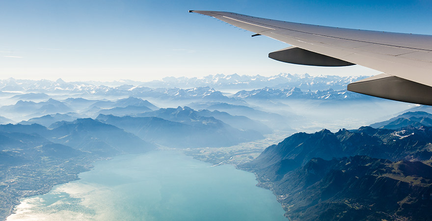 Traumhafter Ausblick aus dem Flugzeugfenster über die Alpen
