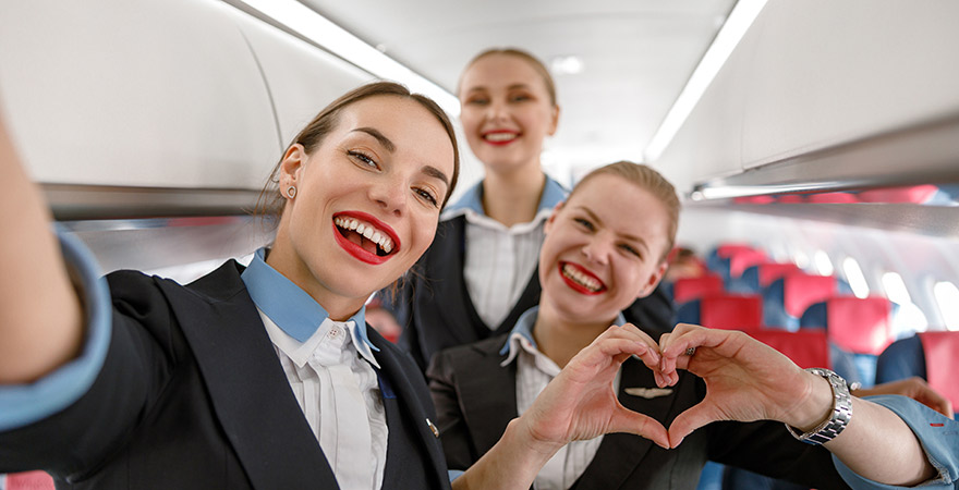 Freundliche und hilfsbereite Flugbegleiterinnen