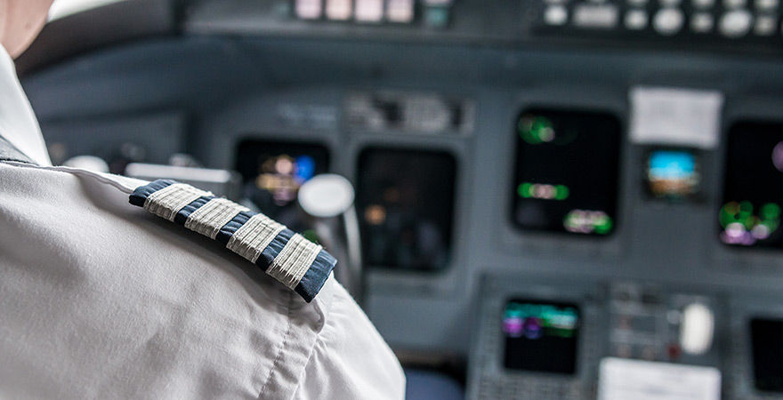 Pilot im Flugzeugcockpit