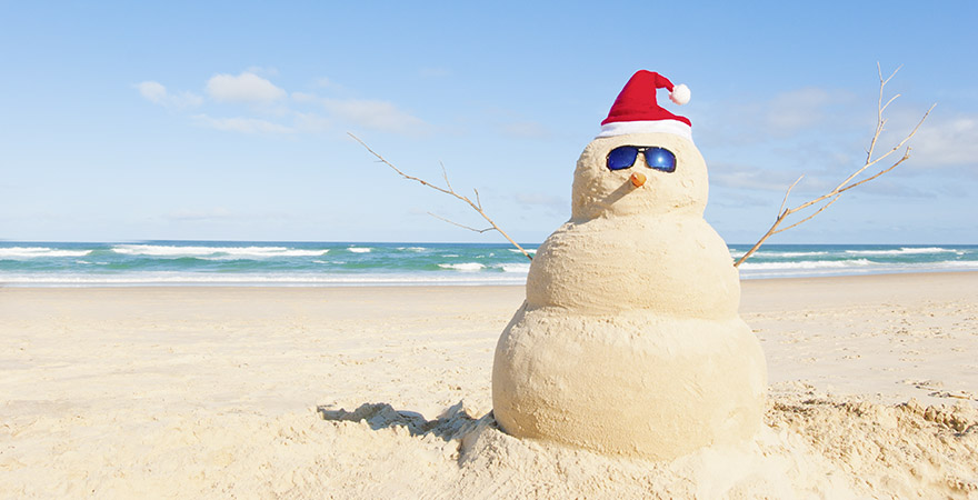 Sandschneemann mit Nikolausmütze