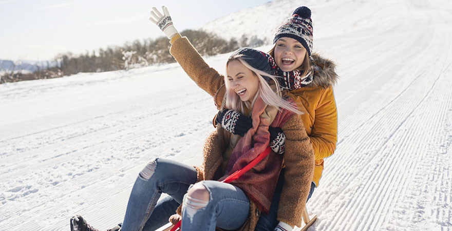 Freunde beim Schlittenfahren