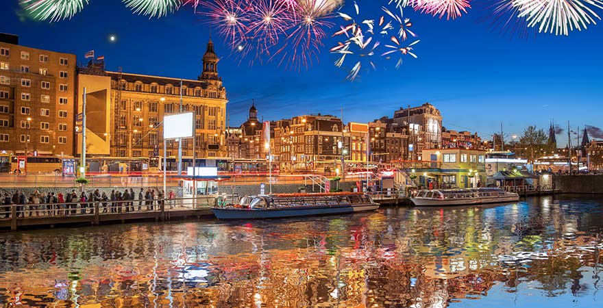 Feuerwerk über dem Hafen von Amsterdam