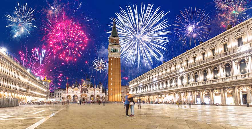 Silvesterfeuerwerk am Markusplatz in Venedig