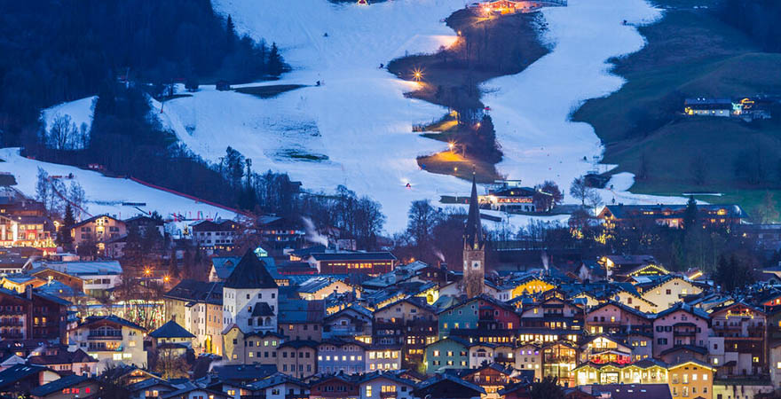 Blick auf Kitzbühel und die verschneiten Hänge in Österreich
