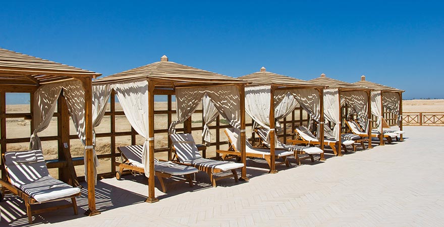 Sonnenliegen an einem Strand der Soma Bay in Ägypten