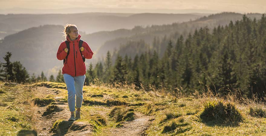 Frau bei einer Wanderung