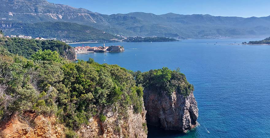 Ausblick von Fort Mogren auf die Altstadt von Budva in Montenegro