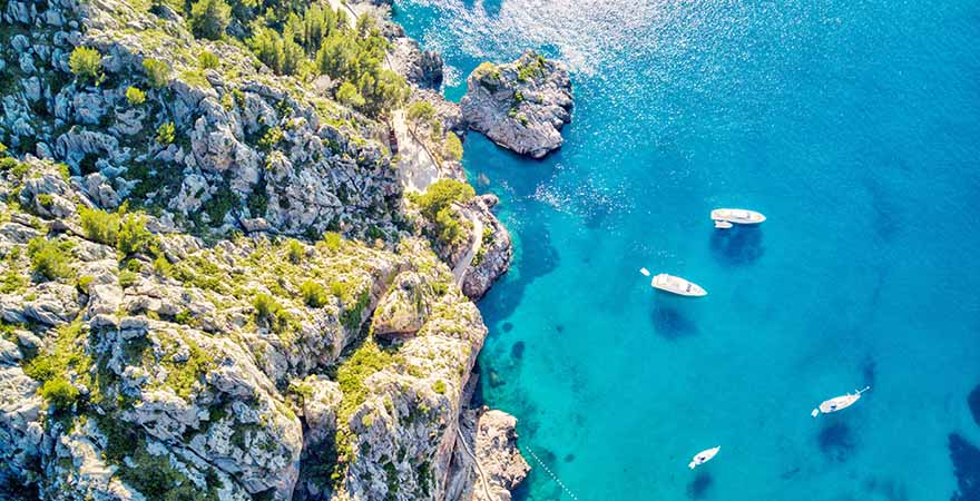 Insel Mallorca von oben mit Schiffen