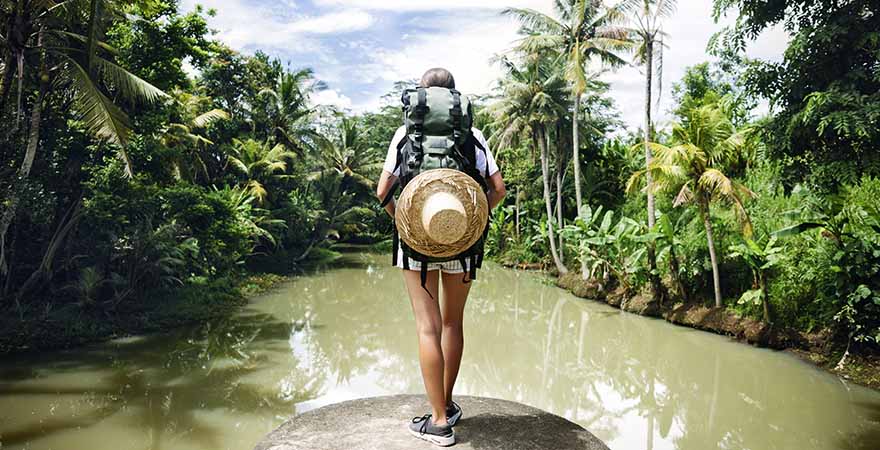 Frau im Urwald mit Rucksack