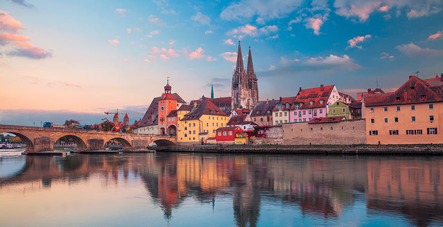 Altstadt mit historischer Steinbrücke in Regensburg
