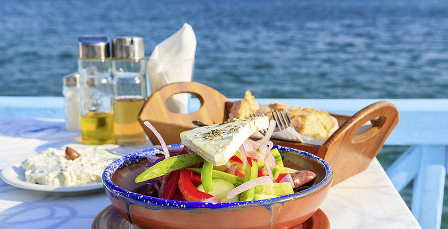 Griechischer Salat mit Feta und Brot