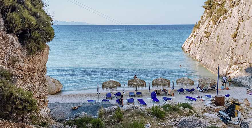 kleine Strandbucht zwischen zwei Felsen