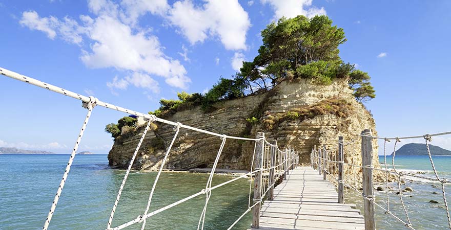 Insel mit Hängebrücke