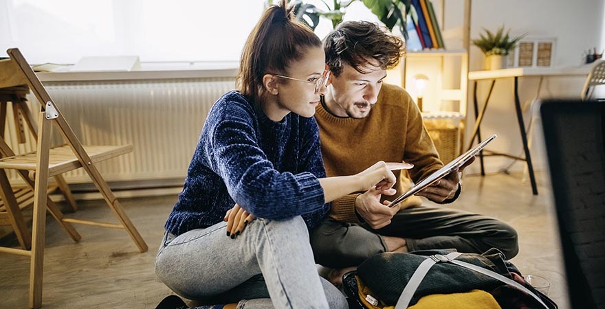 Paar bei Reiseplanung