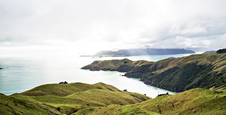 Bedeckter Himmel und niedrige Wolken über French Pass und Durville Island, Neuseeland