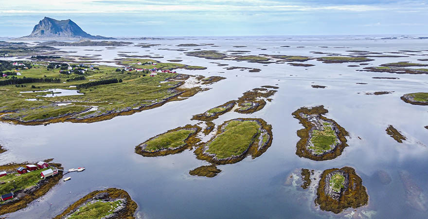 Luftaufnahme der zerklüfteten Küstenlinie des Vega-Archipels in Norwegen