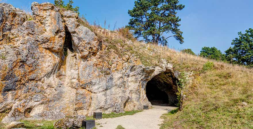 UNESCO-Welterbe Vogelherdhöhle bei Niederstotzingen in Baden-Württemberg