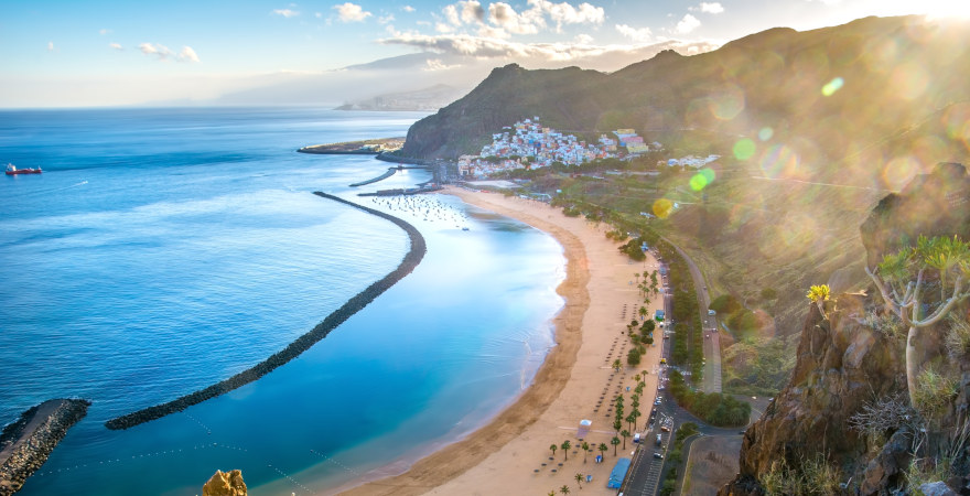 Unglaublicher Blick auf den Strand Las Teresitas in Santa Cruz de Teneriffa, Kanaren, Spanien