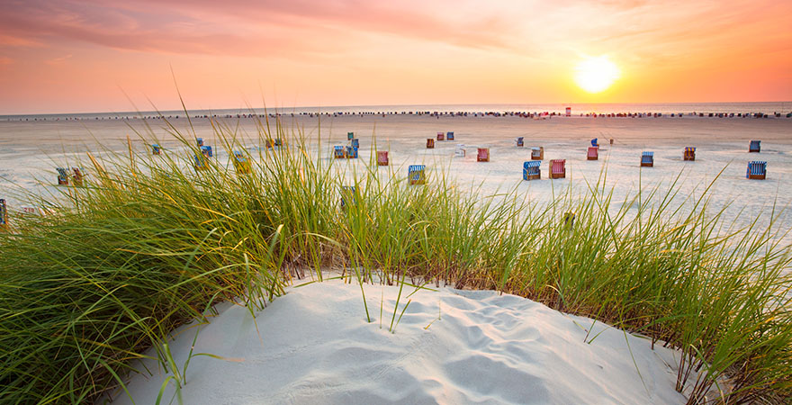 Nordsee Strand und Düne und Sonnenuntergang