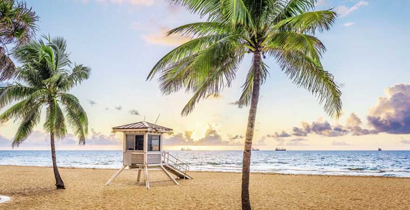 Fort Lauderdale Strand mit Häusschen und Palmen