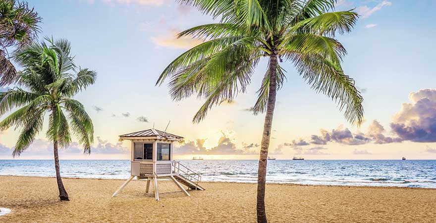Fort Lauderdale Strand mit Häusschen und Palmen