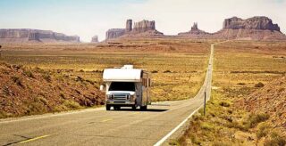 Campingwagen fährt Straße in den USA entlang