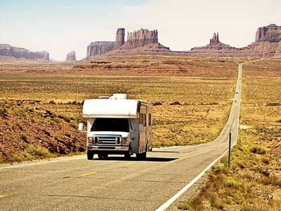 Campingwagen fährt Straße in den USA entlang