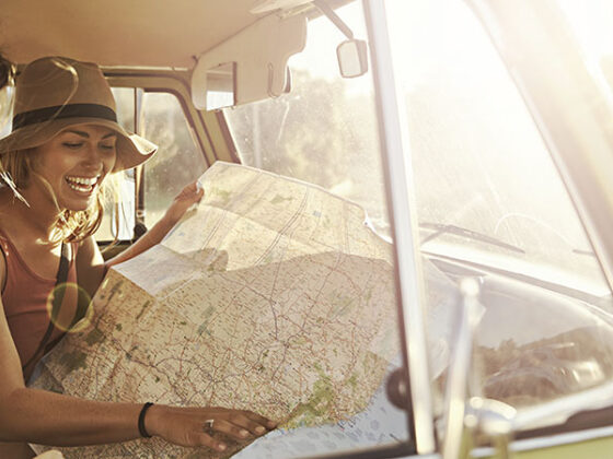 Frauen im Auto mit Landkarte