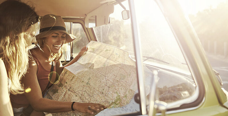 Frauen im Auto mit Landkarte