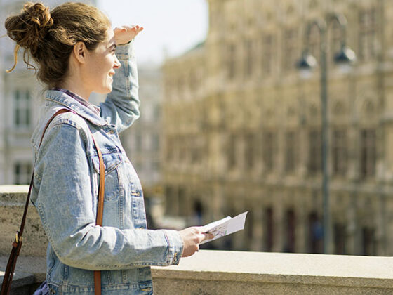 Frau blickt in die Ferne