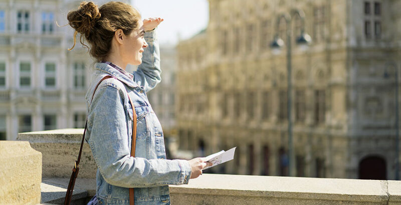 Frau blickt in die Ferne