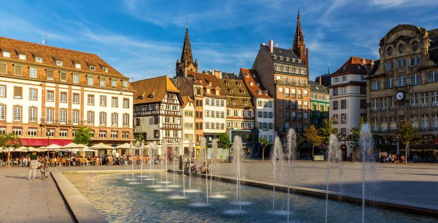 Springbrunnen und Häuser am Place Kleber