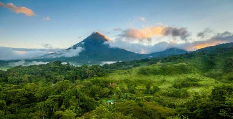 Malerischer Blick auf den Vulkan Arenal im Zentrum von Costa Rica bei Sonnenaufgang