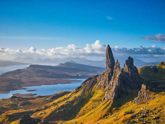 Blick auf Old Man of Storr in Schottland im Sonnenschein