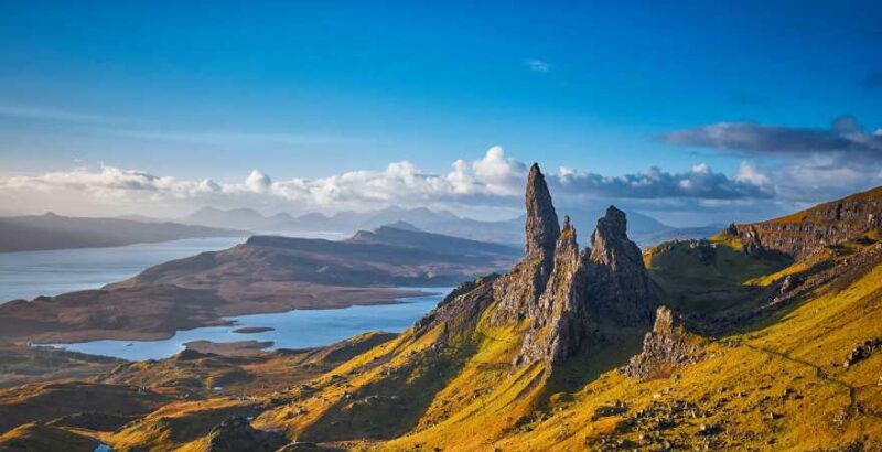 Blick auf Old Man of Storr in Schottland im Sonnenschein