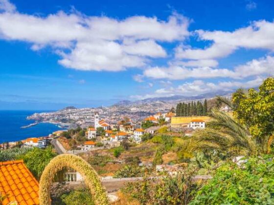 Erhöhter Blick auf Madeiras Hauptstadt Funchal an einem schönen Frühlingstag