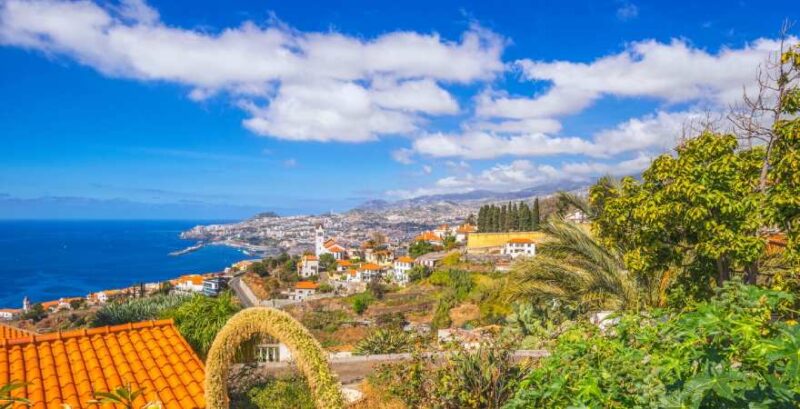 Erhöhter Blick auf Madeiras Hauptstadt Funchal an einem schönen Frühlingstag