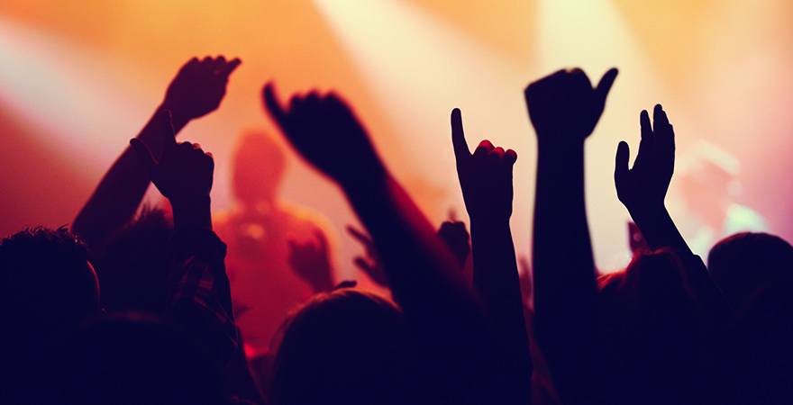 Menschen tanzen und feiern zur Musik