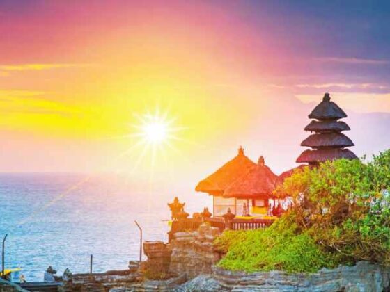 Bali Küste mit Tempel und Blick auf Meer im Sonnenuntergang