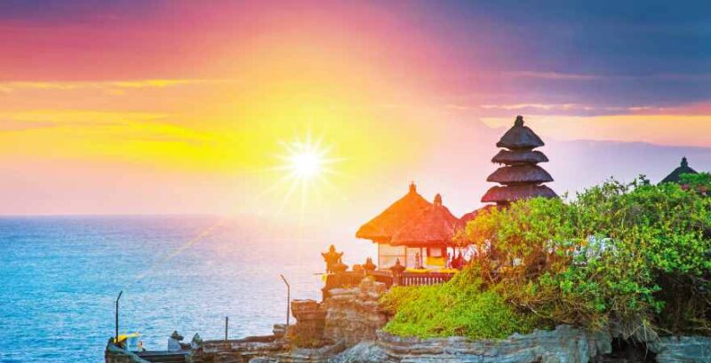Bali Küste mit Tempel und Blick auf Meer im Sonnenuntergang