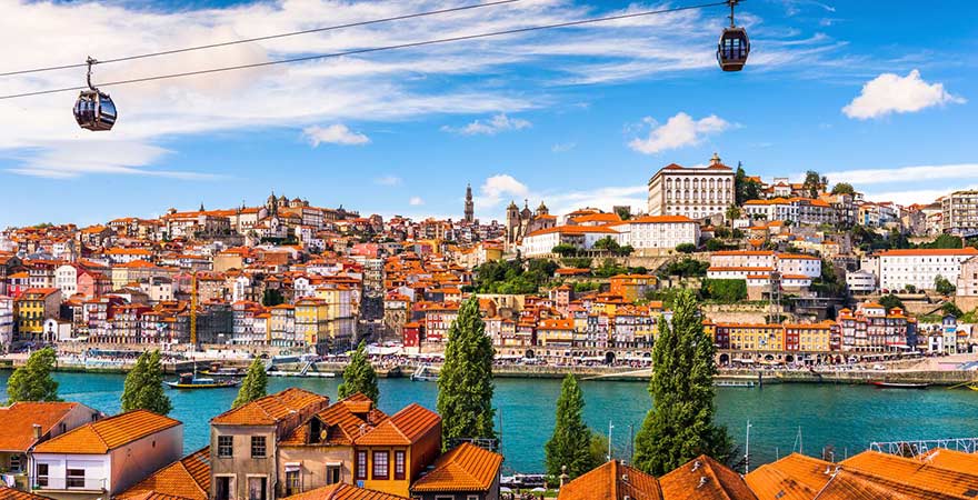 Fluss Douro und Seilbahn in Porto