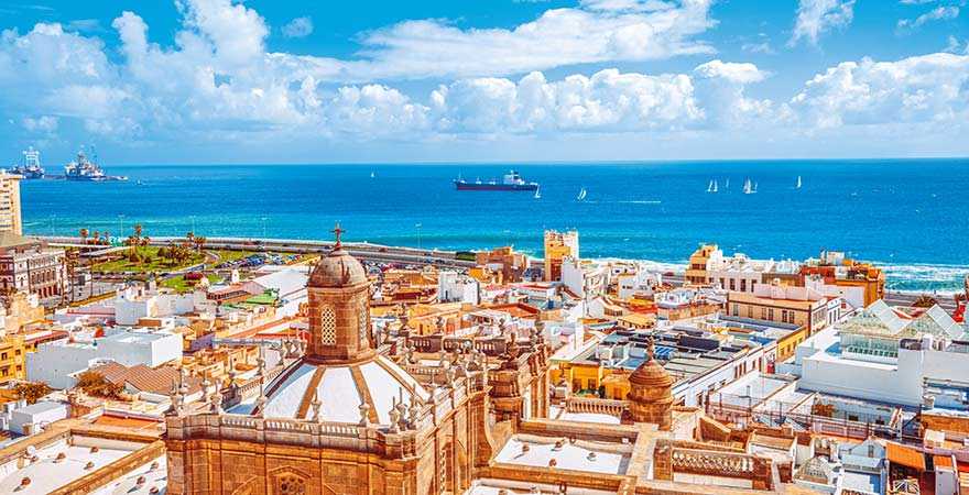 Blick auf Küste mit Schiffen und Häusern im Hintergrund in Las Palmas auf Gran Canaria