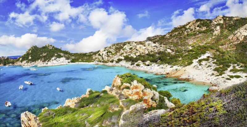 Bucht mit Booten La Maddalena auf Sardinien in Italien